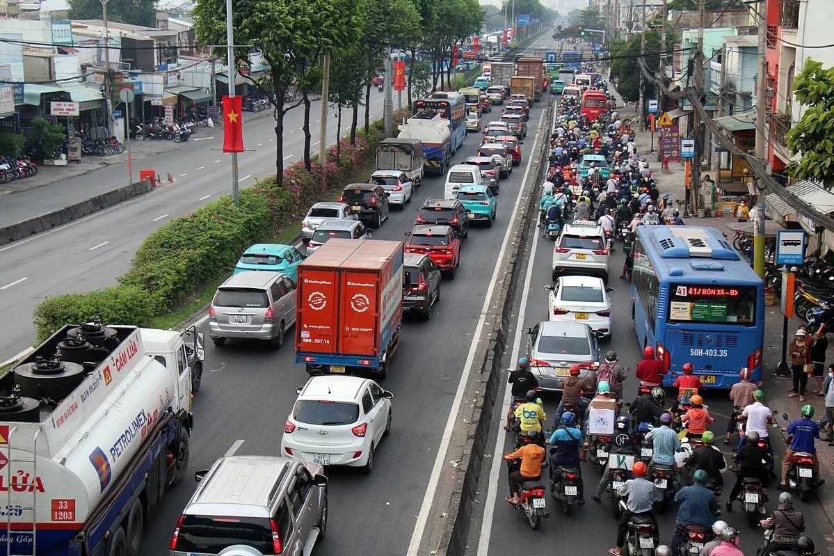 Mở rộng Quốc lộ 22 - Cú hích kết nối cho Vinhomes Saigon Park 2 Thực trạng ùn tắc trên quốc lộ 22 ở khu tây bắc TP HCM
